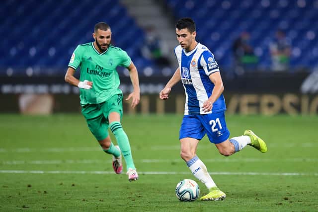 BARCELONA, SPAIN - JUNE 28: Marc Roca of RCD Espanyol competes for the ball with Karim Benzema of Real Madrid CF during the Liga match between RCD Espanyol and Real Madrid CF at RCDE Stadium on June 28, 2020 in Barcelona, Spain. (Photo by David Ramos/Getty Images)