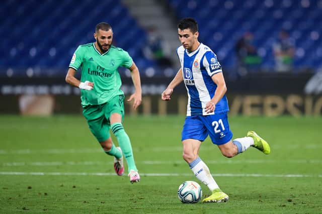 BARCELONA, SPAIN - JUNE 28: Marc Roca of RCD Espanyol competes for the ball with Karim Benzema of Real Madrid CF during the Liga match between RCD Espanyol and Real Madrid CF at RCDE Stadium on June 28, 2020 in Barcelona, Spain. (Photo by David Ramos/Getty Images)