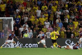 WATFORD, ENGLAND - AUGUST 12: Tom Cleverley of Watford scores their side's first goal whilst under pressure from Josh Cullen and Josh Brownhill of Burnley during the Sky Bet Championship between Watford and Burnley at Vicarage Road on August 12, 2022 in Watford, England. (Photo by Richard Heathcote/Getty Images)
