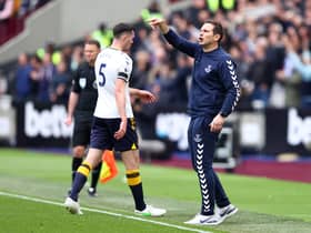 LONDON, ENGLAND - APRIL 03: Frank Lampard, Manager of Everton, gives instructions as Michael Keane of Everton leaves the pitch after being shown a red card during the Premier League match between West Ham United and Everton at London Stadium on April 03, 2022 in London, England. (Photo by Julian Finney/Getty Images)