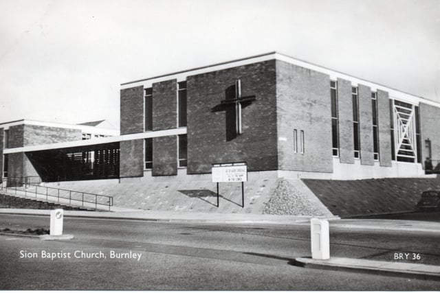 Sion Baptist Church had been founded in 1827 by Baptists who came from Colne. This chapel is the third chapel of 1962.