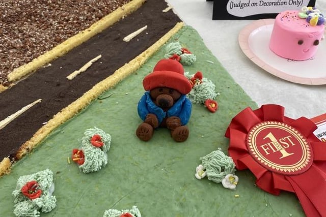 Paddington featured on the Buckingham Palace cake too....this marquee class demanded a cake "fit for a Queen".