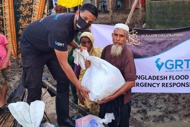 Foysol Alkaatib handing out humanitarian aid to those in need.