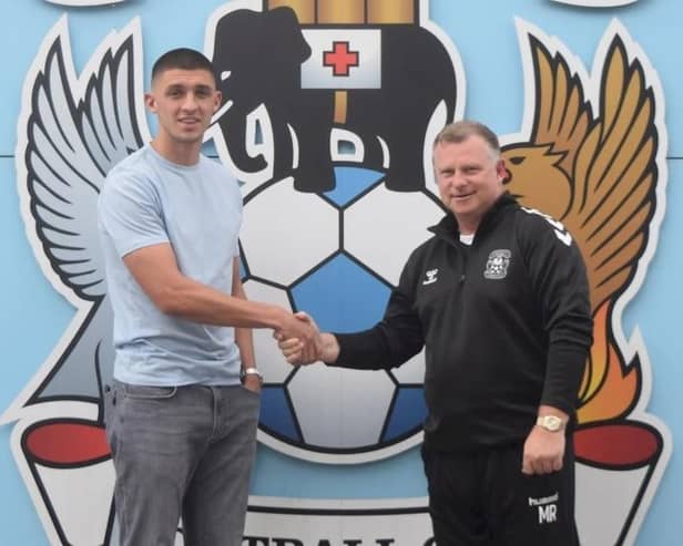 Thomas pictured with Sky Blues boss Mark Robins. Picture: Coventry City FC