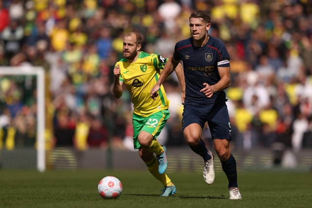 NORWICH, ENGLAND - APRIL 10: James Tarkowski of Burnley battles for possession with Teemu Pukki of Norwich City during the Premier League match between Norwich City and Burnley at Carrow Road on April 10, 2022 in Norwich, England. (Photo by Paul Harding/Getty Images)