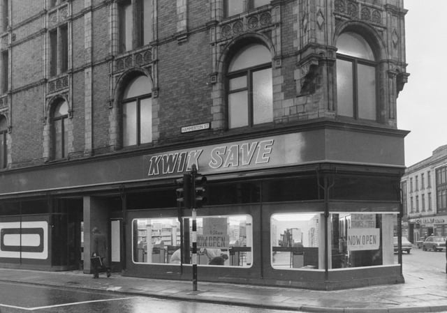 Kwik Save store opens it doors. St James Street, Burnley. February 3, 1978