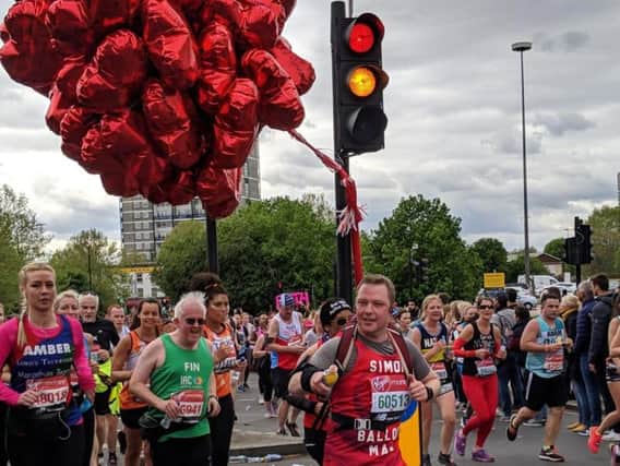 Simon runs the London Marathon with his balloons