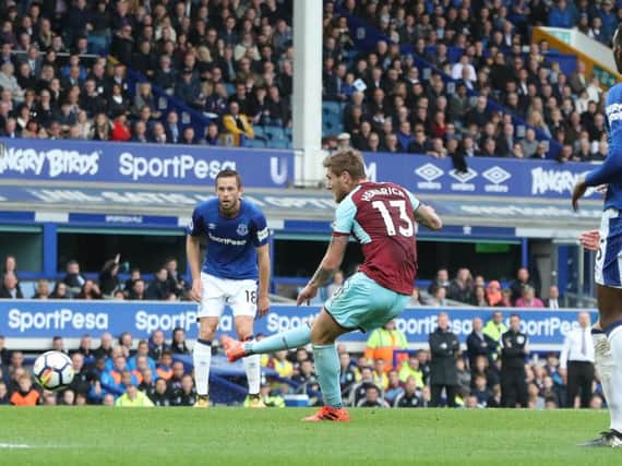 Jeff Hendrick rounds off a 24-pass move to score the winner at Everton in 2017