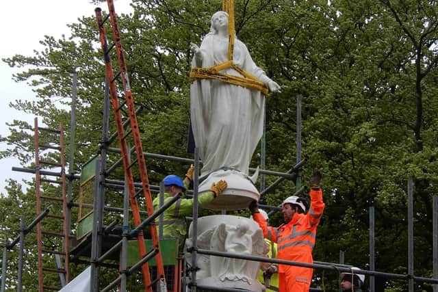 The statue being lowered on to its plinth.
