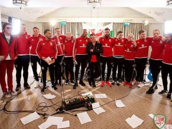 Sam Vokes, second left, with Nicky Wire of the Manic Street Preachers and the Wales squad