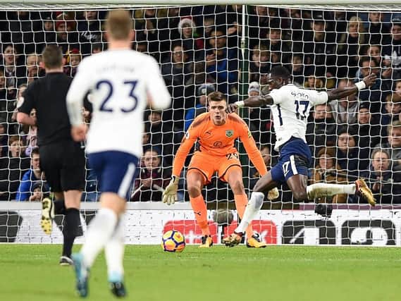 Moussa Sissoko tests Nick Pope