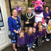The Mayor and Mayoress meet the children